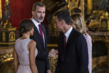 El Rey se dirige a Pedro Sánchez en presencia de la Reina Letizia, en el acto celebrado con motivo de la Fiesta Nacional de 2018Recepción