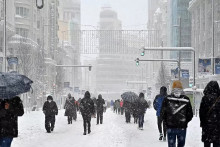 La gente pasea por el centro de la calzada, en la Gran Vía nevada. G. BOUYS AFP
