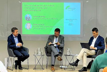 Josu Jon Imaz con el secretario general de Industria, Raúl Blanco, a su izquierda y el moderador Rafael Doménech