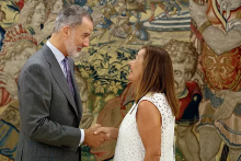 El Rey felicita a la nueva presidenta del Congreso, Francina Armengol.CHEMA MOYAAFP